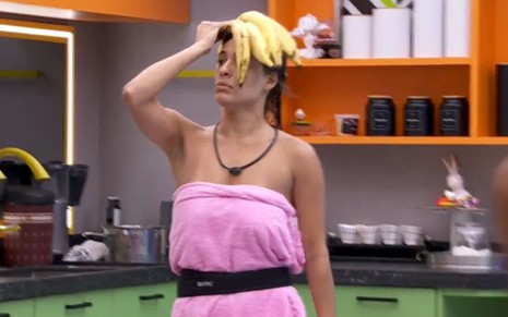 Beatriz Reis usa uma toalha rosa no corpo e coloca um cacho de bananas na cabeça no BBB 24