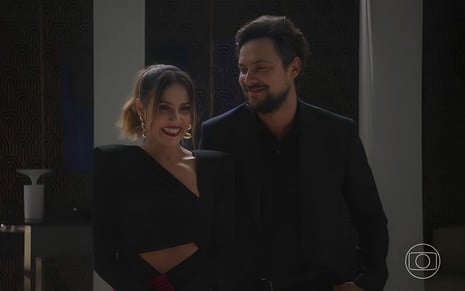 Deborah Secco e Sergio Guizé sorriem no primeiro capítulo de Elas por Elas