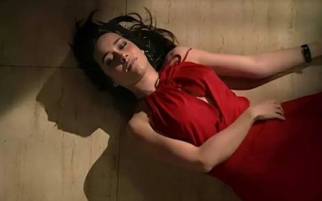 Alessandra Negrini como Taís caída no chão, morta, em cena de Paraíso Tropical