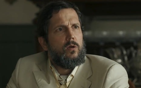 O ator Vladimir Brichta está em cena da novela Renascer caracterizado como Egídio