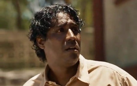 O ator Breno da Matta está caracterizado com o pastor Lívio em cena da novela Renascer, da Globo
