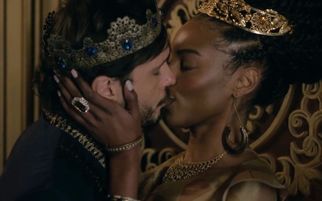Salomão (Guilherme Dellorto) beija Makeda (Sharam Diniz) em cena da novela bíblica Reis