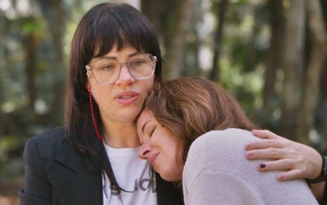 Carol (Karine Teles) acolhe Natália (Mariana Santos), que está com a cabeça nos ombros da amiga em cena de Elas por Elas