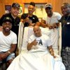 Integrantes do Molejo posam para foto com Anderson Leonardo no hospital