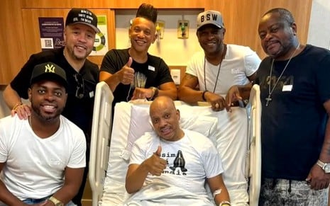 Integrantes do Molejo posam para foto com Anderson Leonardo no hospital