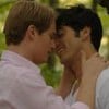 Nicholas Galitzine e Taylor Zakhar Perez se beijam na adaptação do filme Vermelho, Branco e Sangue Azul (2023)