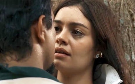 Xamã contracena com Sophie Charlotte em cena de pegação na novela Renascer, da Globo